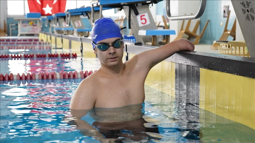 Isparta'da doğuştan bir kolu olmayan öğrenci engelleri yüzerek aşıyor