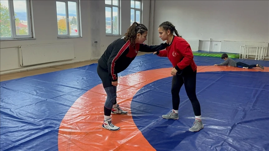 Isparta'da güreşçi kız kardeşler şampiyonluk hedefleri için birlikte antrenman yapıyor