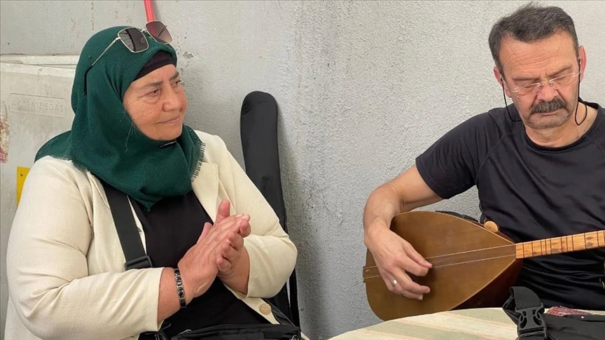Isparta'da yaşayan depremzede kadın çay ocağında 'müzik'le moral buluyor