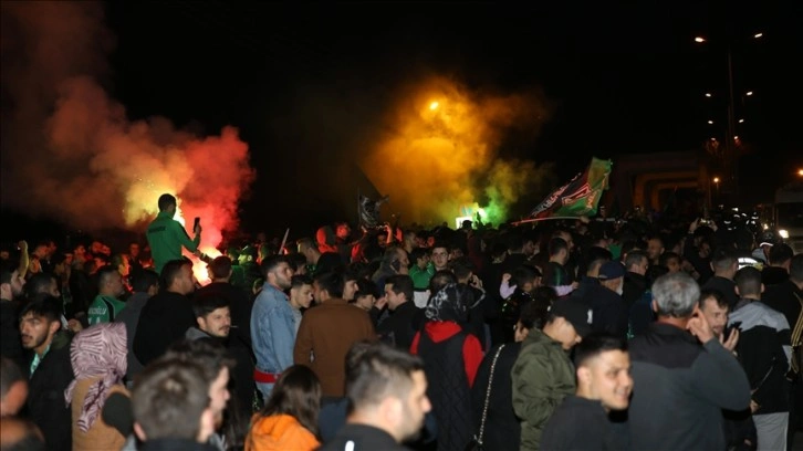 1. Lig'e yükselen Sakaryaspor'u taraftarlar coşkuyla karşıladı