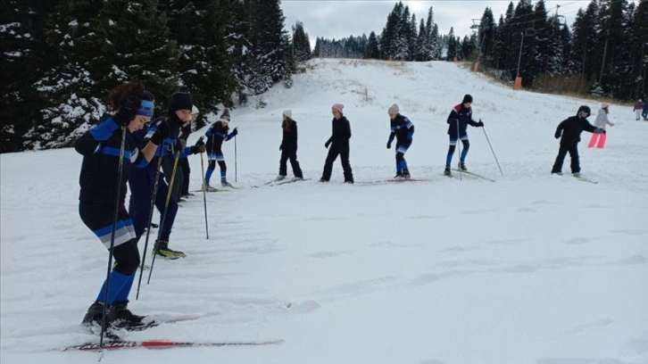 Sporcular Ilgaz Dağı'nda kayak sezonunu açtı