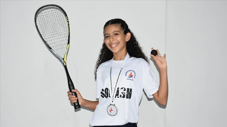 Sportif salsa ve squash sporcusu İpek, dünya şampiyonluğu için ter döküyor