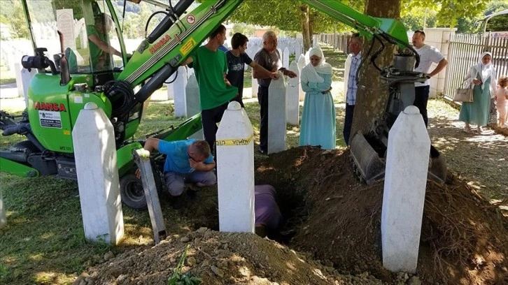 Srebrenitsa soykırımının kurbanlarının mezarları kemik ilavesi için yeniden açılıyor