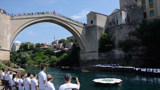 Srebrenitsa soykırımının yıl dönümü nedeniyle Mostar Köprüsü'nden sessiz atlayış gerçekleştirildi