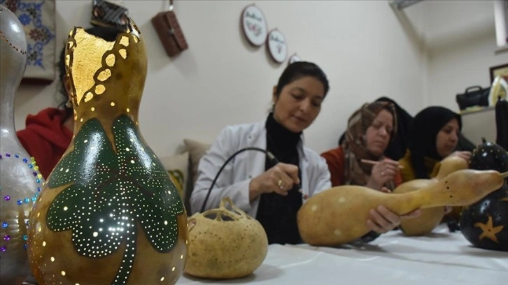 Su kabakları Karslı kadınların hünerli ellerinde dekoratif ürüne dönüşüyor