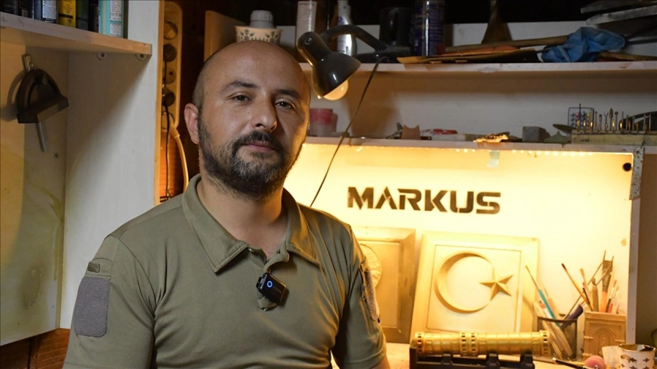 Şube başkanlığını yaptığı dernek yararına evinde dekoratif objeler üretiyor