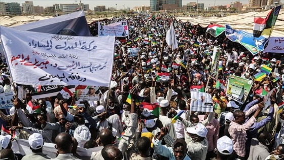 Sudan'da binlerce kişi nihai barış anlaşmasını kutladı