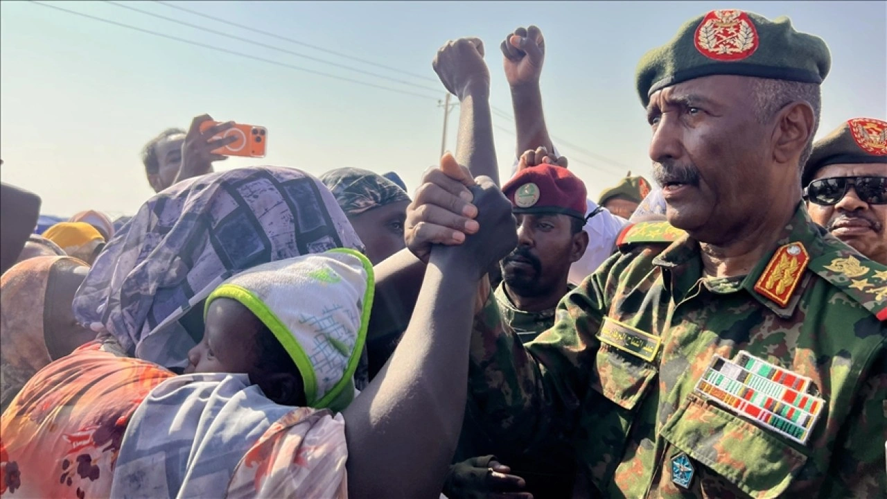 Sudan Egemenlik Konseyi Başkanı Burhan, Faşir'de yerinden edilenleri ziyaret etti