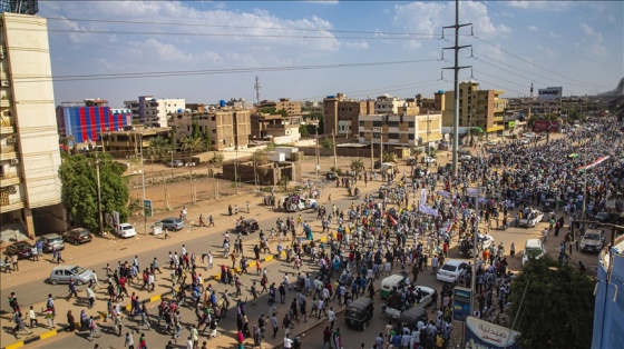 Sudan halkı,1964'teki devrimin yıl dönümünde askerin yönetimden çekilmesini istedi
