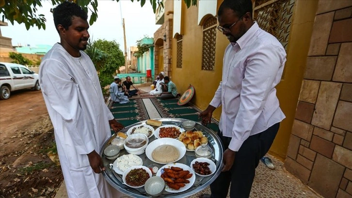 Sudanlılar evlerinin önündeki iftar sofralarında ramazanın bereketini paylaşıyor