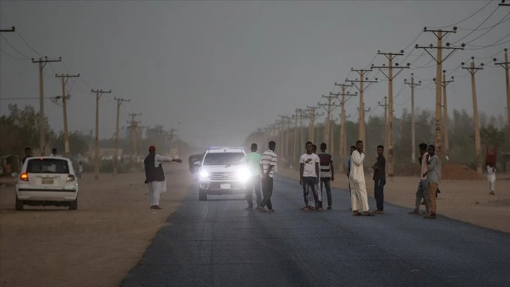Sudanlılar yol keserek iftara davet etme geleneğini sürdürüyor