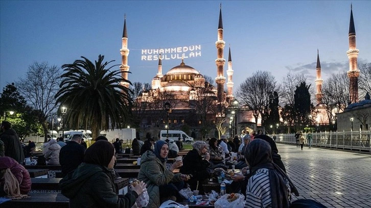 Sultanahmet Meydanı Ramazanın ilk iftarı için gelenlerle doldu