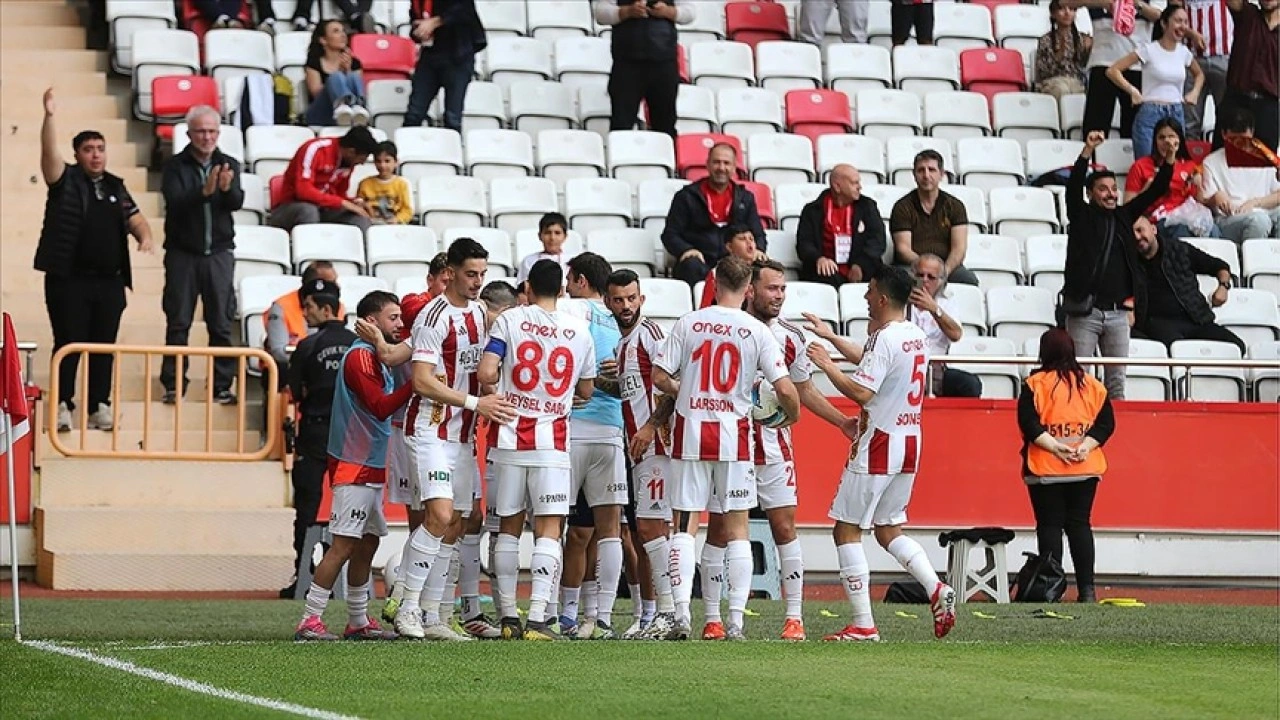Süper Lig'de kalmayı garantileyen Antalyaspor, yeni sezon için kolları sıvadı
