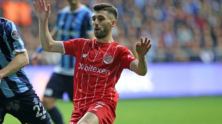 Süper Lig'de 100. maçını geride bırakan Antalyasporlu Doğukan Sinik gururlu