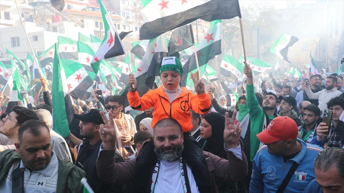 Suriye'de Esed rejiminin devrildiği 'Düşmanı Caydırma Operasyonu'nun yıl dönümünde kutlama gösterileri düzenlendi