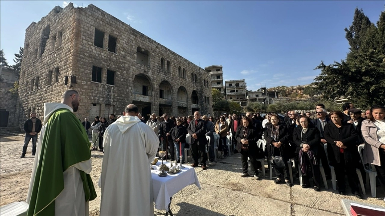 Suriye'nin İdlib ilinde Hristiyan aileler 14 yıl sonra köylerindeki kilisede ilk kez ibadet ett