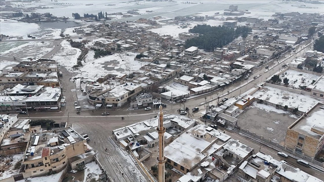 Suriye'nin kuzeyinde bazı kentler yıllar sonra beyaza b&uuml;r&uuml;nd&uuml;