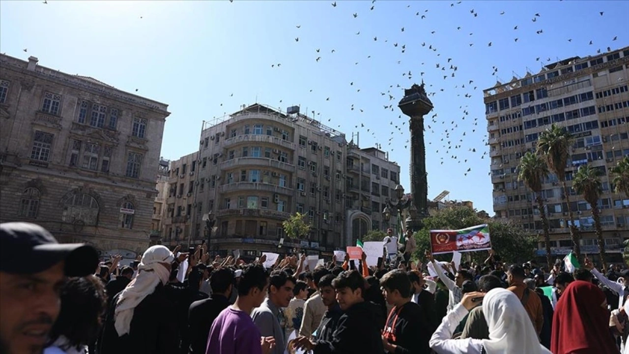 Suriye'nin M&uuml;nbi&ccedil; il&ccedil;esinde PKK/YPG&rsquo;nin saldırıları protesto edildi