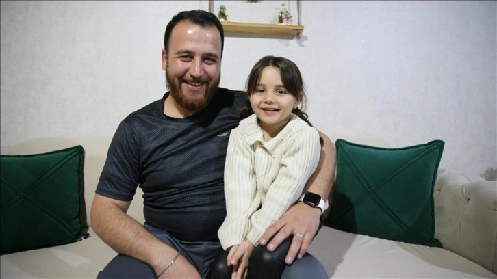 Suriye'de babasıyla 'savaş oyunu' oynayan Selva, geleceğe umutla bakıyor