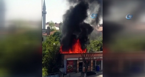 Suriyeli bakkalın çatısı alev alev böyle yandı