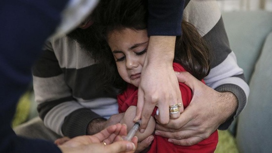 Suriyeli sığınmacı çocuklar aşılanıyor