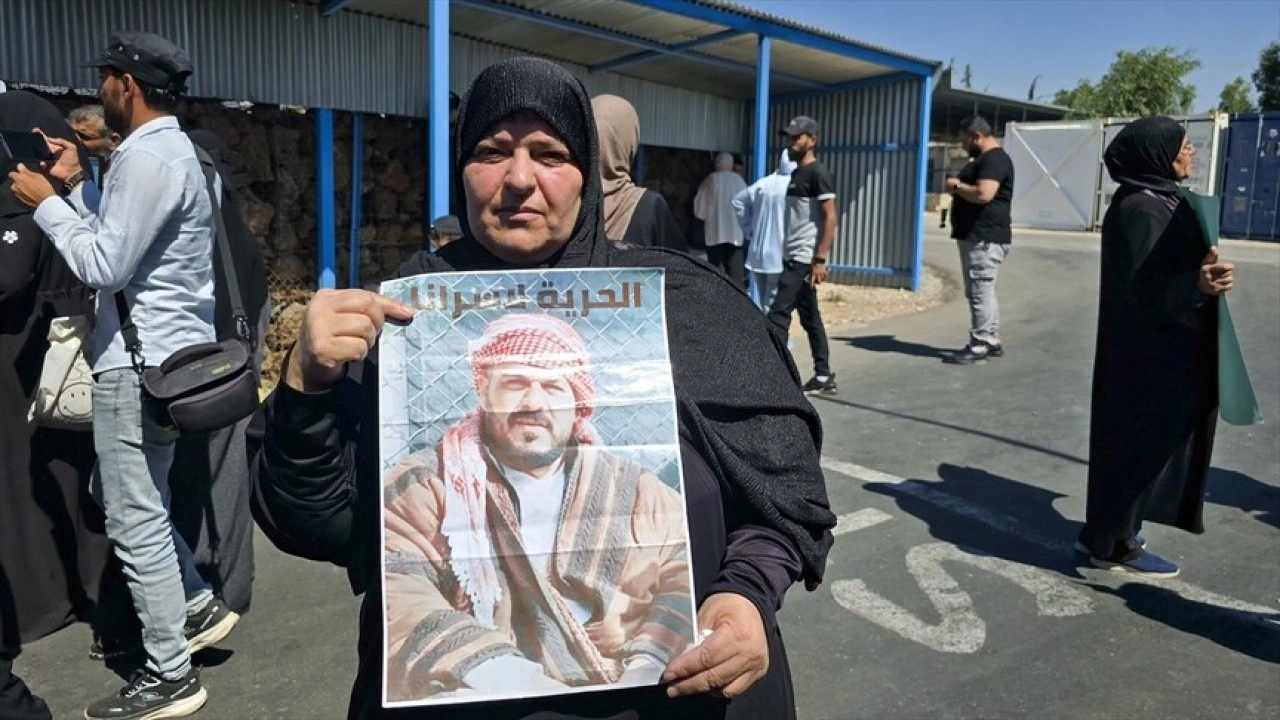 Suriyeliler, İsrail tarafından alıkonulan yakınları i&ccedil;in Kuneytra'daki BM ofisi &ouml;n&uuml;nde g&ouml;steri