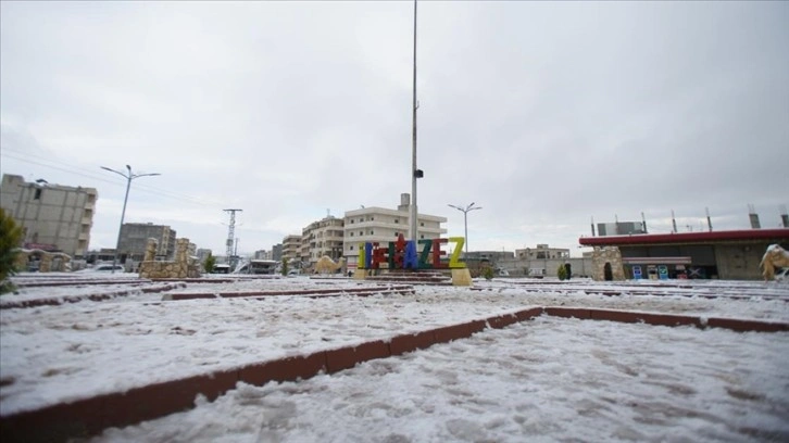 Suriye'nin kuzeyinde sığınmacı kamplarında kar yağışı sonucu çok sayıda çadır yıkıldı