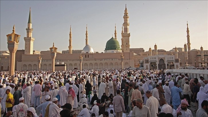 Suudi Arabistan ile birçok Arap ülkesinde Ramazan Bayramı pazartesi günü kutlanacak