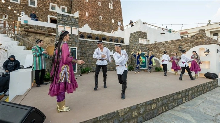 Suudi Arabistan'da düzenlenen festivalde Özbekistan'ın 'Lazgi' performansı ilgi gördü