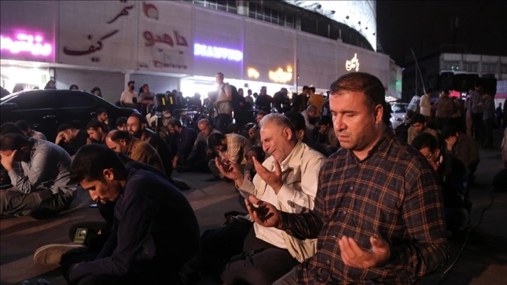 Tahran'da halk, Reisi ve diğer yetkililerin sağ bulunması için dua ediyor