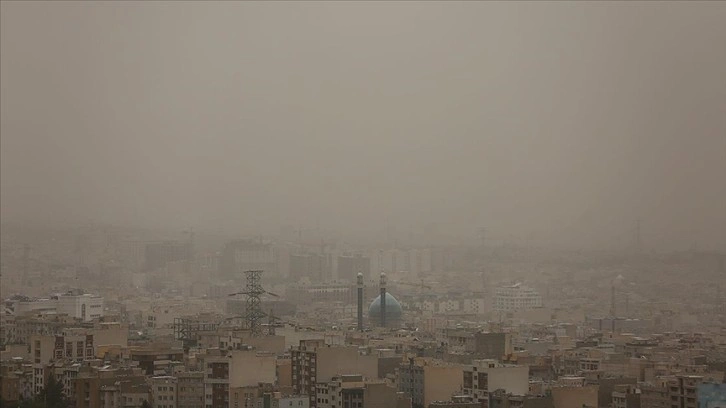Tahran'da hava kirliliği nedeniyle tüm okullar ve kurumlar tatil edildi