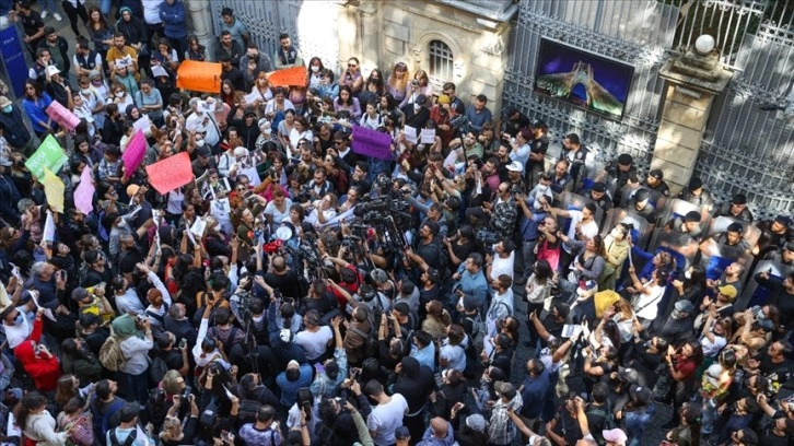 Tahran'da Mahsa Emini'nin ölümü üzerine yapılan protesto gösterileri sürüyor