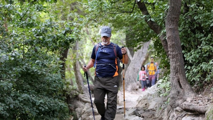 Tahran'ın yanı başındaki vadi köyü Dereke sıcaktan kaçanların sığınağı oluyor