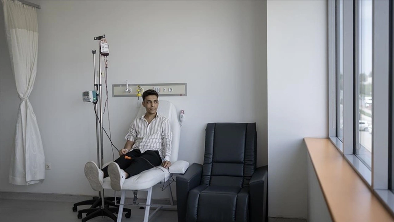 Talasemi hastası genç düzenli tedaviyle yaşamını sürdürüyor