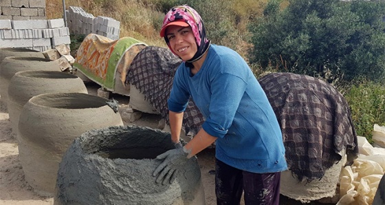 Tandırlar kadınların çamurlu ellerinde şekilleniyor