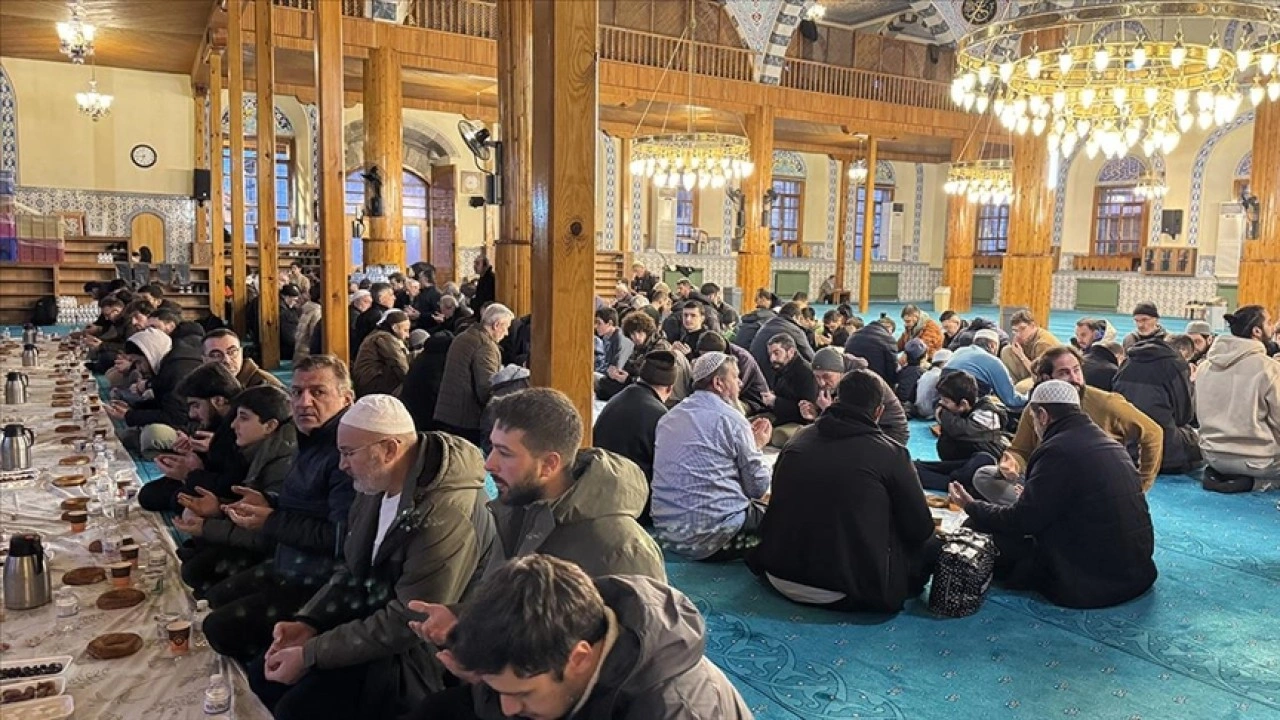 Tarihi camide yıllardır "&Uuml;mmet İftarı" aynı sofrada buluşturuyor