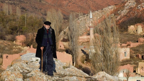 Tarihi köyün eski evleri arasında anılarını yad ediyorlar