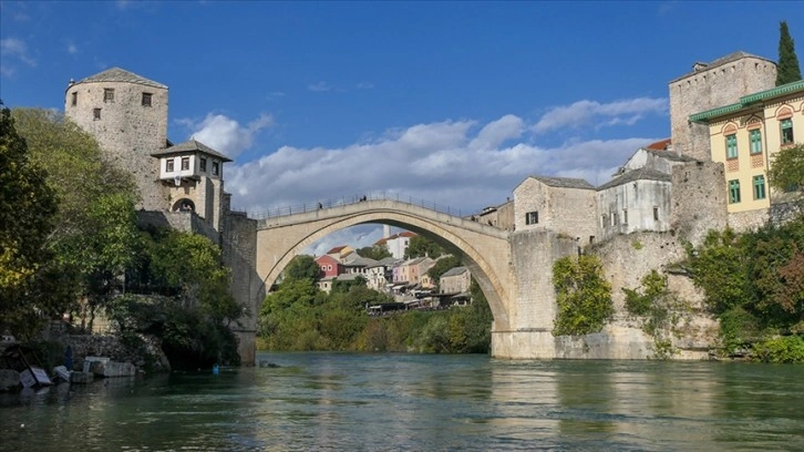 Tarihi Mostar Köprüsü'nün 'Hırvat kültürel mirası' olarak gösterilmesine tepki