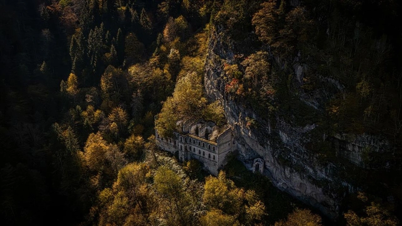 Tarihi Sümela ile Vazelon manastırları sonbaharın tonlarıyla renklendi