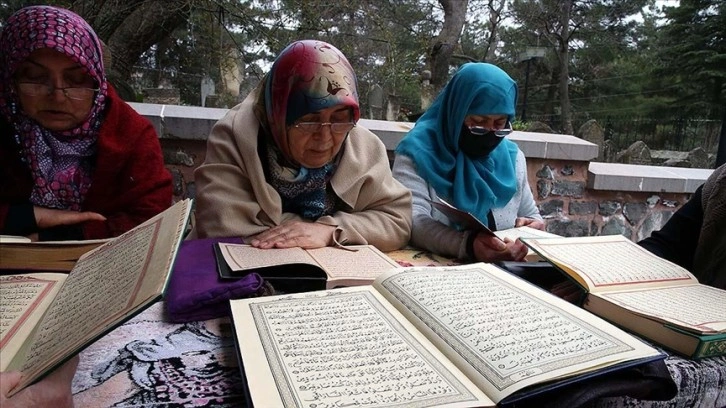 Tarihi türbede 50 yıldır mukabele geleneğini sürdürüyorlar