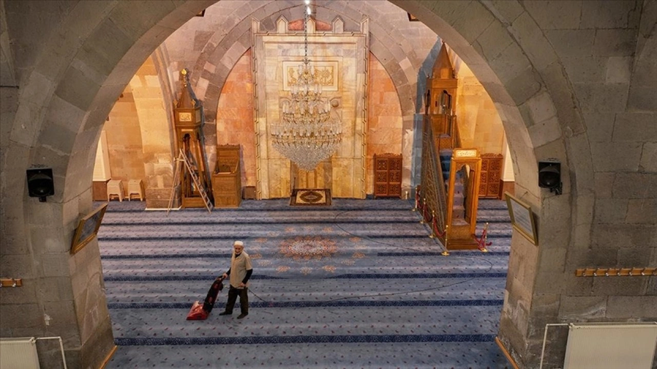 Tarihi Ulu Cami'nin 7 yıldır gönüllü olarak temizliğini yapıyor