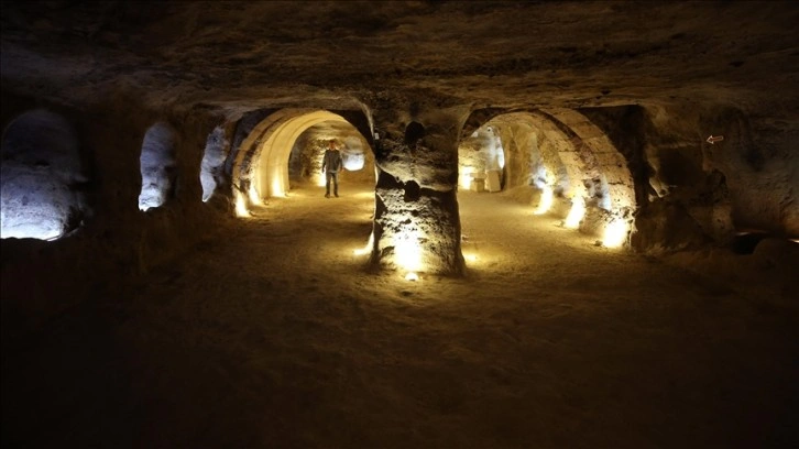 Tarihi yamaç yerleşimi Kayaşehir'de ortaya çıkarılan tünel turizme açılıyor