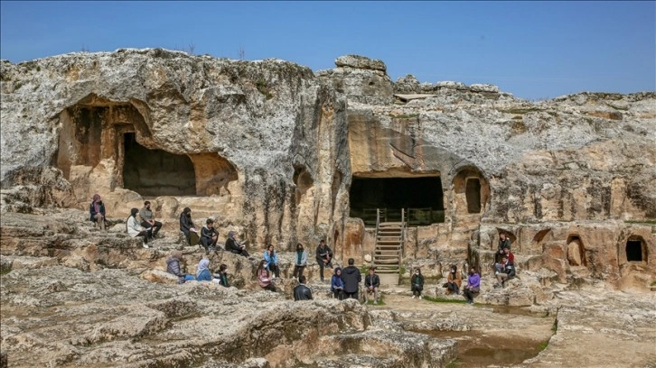 Tarihi, yerleşik yaşamın izlerini barındıran höyük ve mağaralarda öğreniyorlar