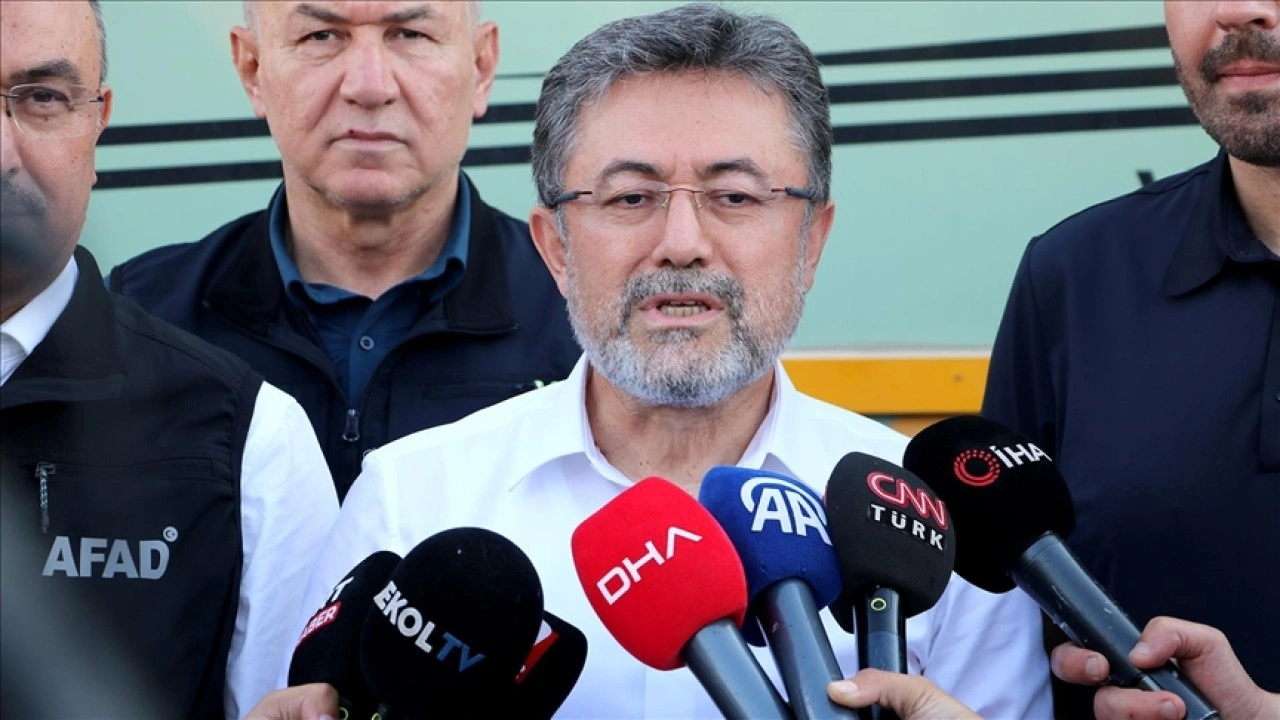 Tarım ve Orman Bakanı Yumaklı: Yerleşim yerlerinde yangının ve rüzgarın hızı düştü