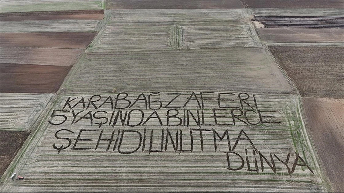 Tarlasına yazdığı kutlama mesajlarıyla bilinen Kırklarelili çiftçi bu defa da Karabağ zaferini kutladı