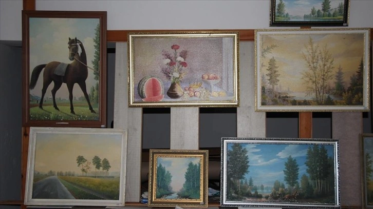 Tatar ressam, torun hasretiyle yerleştiği Sakarya'da sanatını sürdürüyor