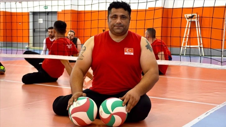 Tavsiyeyle başladığı oturarak voleybolda milli takımın başarısı için ter döküyor