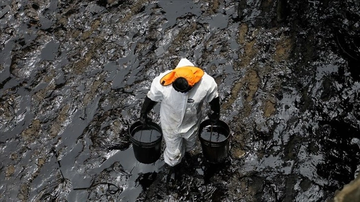 Tayland açıklarındaki petrol sızıntısının temizlenmesi için harekete geçildi
