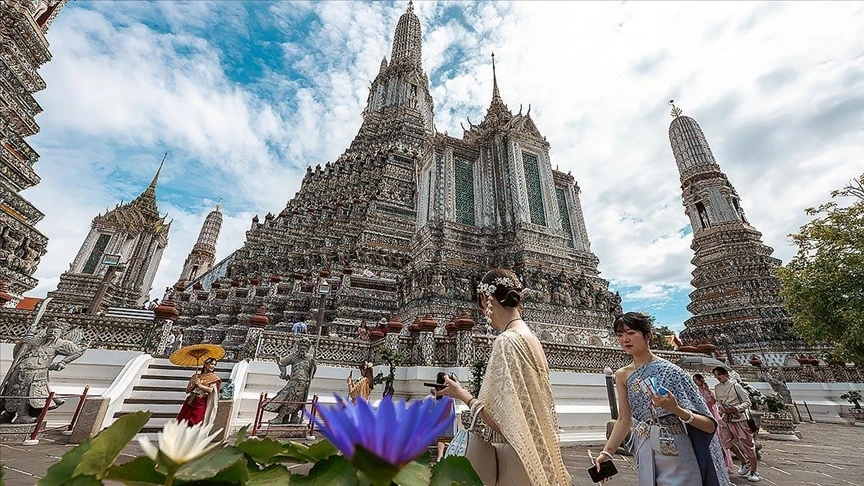 Tayland’ın turistik noktası Wat Arun Tapınağı, ziyaretçilerini ağırlıyor