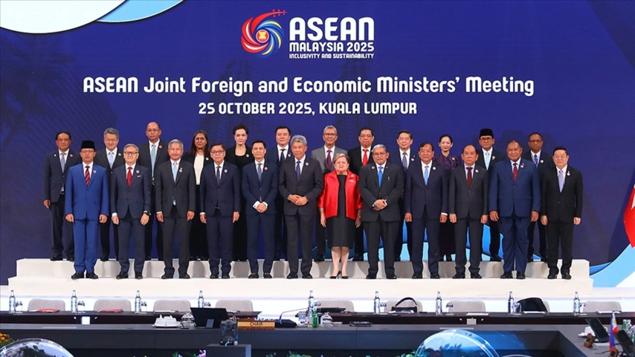 Tayland ve Kamboçya, sınır çatışmalarının ardından ASEAN'da "barış anlaşmasına" imza